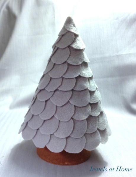 DIY felt circle Christmas tree inspired by Land of Nod.  From Jewels at Home.